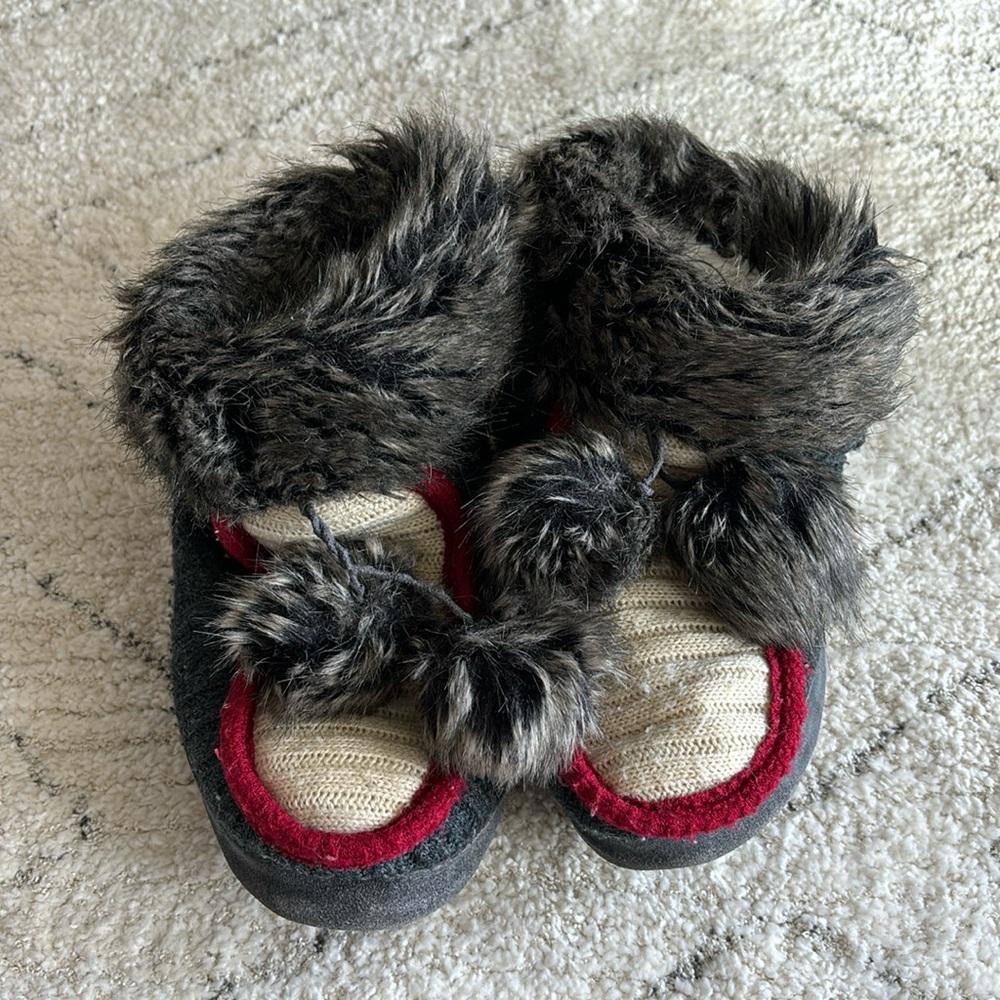 Roots Knit & Suede with Rubber Sole Slippers Medium 6 1/2 - 7 1/2